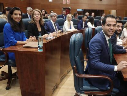 Rocío Monasterio, de Vox, e Ignacio Aguado, de Ciudadanos, ambos en primer término en sus bancadas, durante el pleno de la Asamblea de Madrid de este miércoles. En vídeo, los avances de las negociaciones en Murcia.