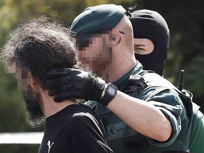 La Guardia Civil traslada al detenido a la comisaría de Pamplona. En vídeo, imágenes de la detención.