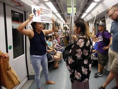 Una de las patrullas ciudadanas ahuyenta a los carteristas en el metro de Barcelona.