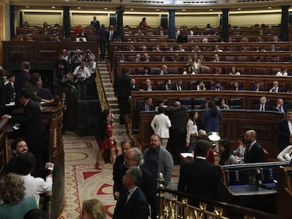 Imagen del pleno Constituyente XIII legislatura en el Congreso. En vídeo, de la vicepresidenta en funciones, Carmen Calvo.