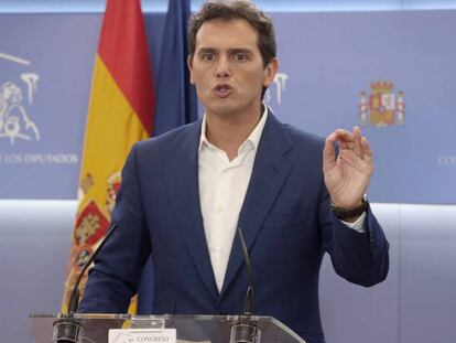 Albert Rivera, líder de Ciudadanos, durante una rueda de prensa en el Congreso. En vídeo, José Manuel Villegas, secretario general de Ciudadanos, anunciando las primarias.