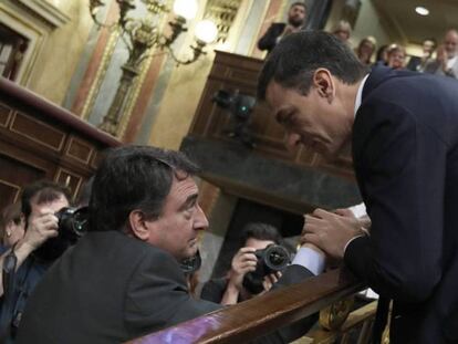Pedro Sánchez, investido como presidente del Gobierno tras la moción de censura saluda a Aitor Esteban, portavoz del PNV. En vídeo, declaraciones de Gabriel Rufián, portavoz de ERC en el Congreso.