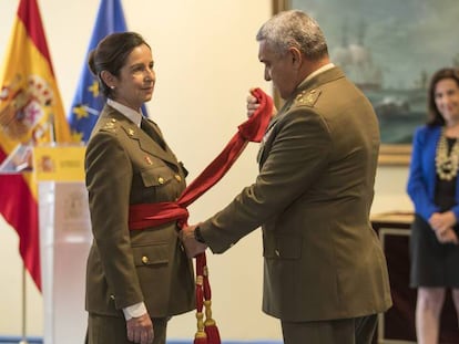 El general Varela poniéndole el fajín de general a Patricia Ortega, en presencia de la ministra Margarita Robles. En vídeo, así fue el acto.