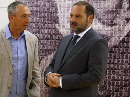 El secretario de Organización del PSOE, José Luis Ábalos, conversa con el diputado de Compromís, Joan Baldoví.