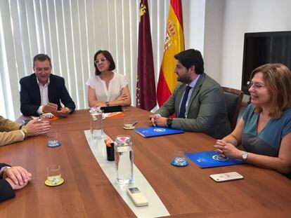 Imagen de la reunión entre PP, Vox y Ciudadanos en la Asamblea de Murcia, la pasada semana. En vídeo, declaraciones de López Miras.