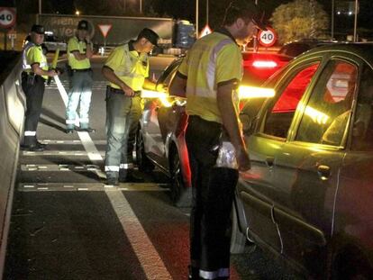 Un control de alcoholemia y drogas en la carretera M-100, junto a Algete (Madrid).
