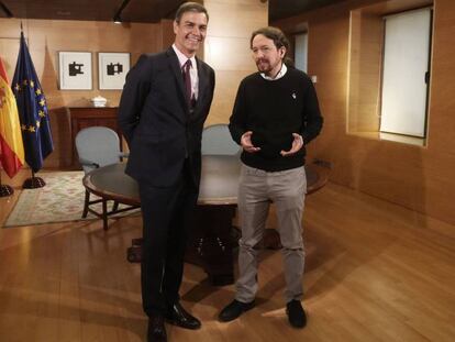 El presidente del Gobierno en funciones, Pedro Sánchez, en una reunión con el líder de Unidas Podemos, Pablo Iglesias, el pasado junio.