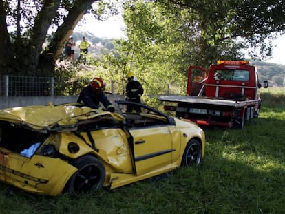 Los servicios de emergencias trabajan en el vehículo siniestrado.