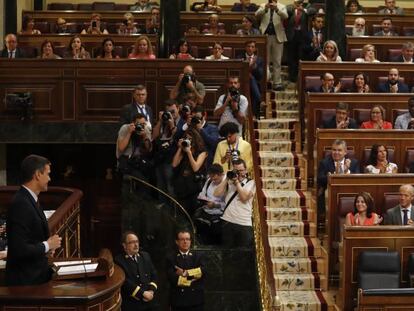 Pedro Sánchez, durante su discurso de investidura, este lunes en el Congreso. En vídeo, Sánchez: "¿Usted a qué ha venido, señor Casado, a bloquear España o a facilitar que haya un Gobierno?".