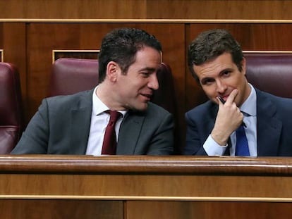 Pablo Casado y Teodoro García Egea, durante la intervención de Sánchez en el Congreso. En vídeo, Sánchez: "¿Usted a qué ha venido señor Casado, a bloquear España o a facilitar que haya un Gobierno?"