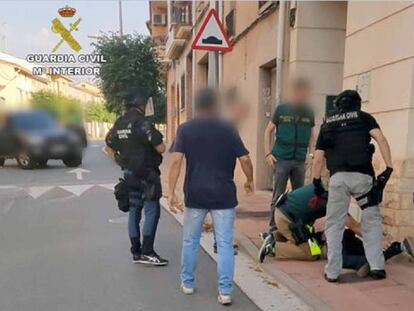 Detención de uno de los sospechosos, en una imagen de la Guardia Civil.