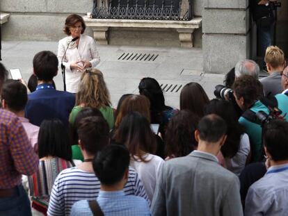 La vicepresidenta del Gobierno, Carmen Calvo, hace unas declaraciones en el patio del Congreso.