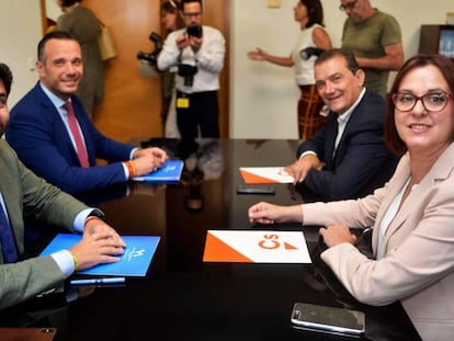 El presidente en funciones de Murcia, Fernando López Miras (primero por la izquierda), junto al diputado del PP Joaquín Segado, el pasado 19 de julio. A la derecha, los negociadores de Cs. En vídeo, el discurso de investidura de Miras este miércoles.