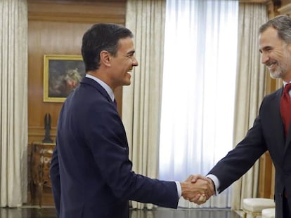 El Rey saluda a Pedro Sánchez en la ronda de consultas el pasado 6 de junio. En vídeo, declaraciones del presidente del Gobierno en funciones sobre un nuevo intento de investidura.