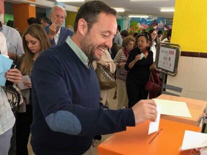 Francisco de la Torre votando en la pasadas elecciones. En vídeo, algunas de sus intervenciones en sus años como diputado de Ciudadanos.