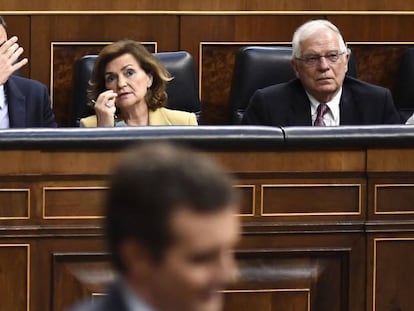 Pedro Sánchez, Carmen Calvo y Josep Borrell escuchan en el Congreso a Pablo Casado. En vídeo, declaraciones de Casado.