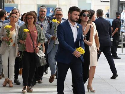 Gabriel Rufián i els diputats d'ERC arribant al Congrés dimarts passat per assistir a la sessió del debat d'investidura. En vídeo, així ha canviat el discurs de Rufián.