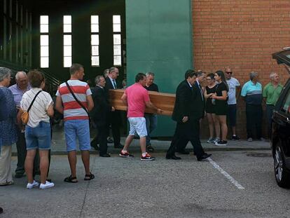 Vecinos de Alba de Tormes despiden a los cuatro jóvenes, de entre 17 y 20 años, que perdieron la vida en el accidente. En vídeo, declaraciones de vecinos y familiares de las víctimas el pasado 22 de julio.