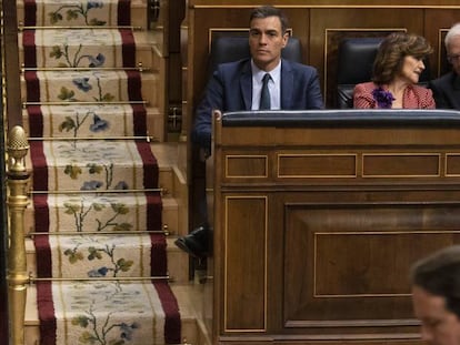 Pedro Sánchez, junto a Carmen Calvo y Josep Borrell, esperan la intervención de Pablo Iglesias en el Congreso. En vídeo, los partidos emergentes capean las críticas internas y buscan su sitio tras la investidura fallida.