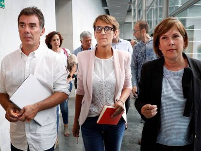 La secretaria general del Partido Socialista de Navarra, María Chivite, junto a la miembro de Geroa Bai, Uxue Barkos, y al secretario general de Podemos Navarra, Eduardo Santos. En vídeo, más de un 89% de los socialistas navarros ratifican el acuerdo.