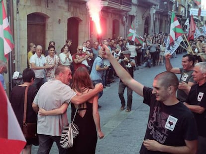 El preso de ETA Xabier Ugarte, a su llegada a Oñate. En vídeo, la Fiscalía investigará si son delito los homenajes a presos de ETA en Hernani y Oñati.