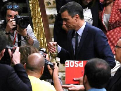 El presidente del Gobierno, Pedro Sánchez, abandona el hemiciclo el pasado jueves. En vídeo, Kiko Llaneras analiza los datos de las encuestas.