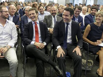 Pablo Casado, entre Javier Maroto y Teodoro García Egea, este martes en la Junta Directiva Nacional del PP. En vídeo, Casado renueva cúpula y le cierra a Sánchez todas las puertas.