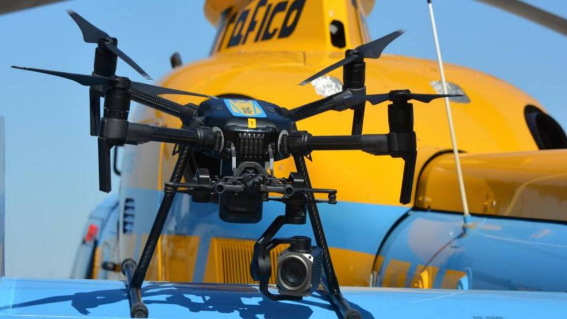 Španielsko zaviedlo nové dopravné značky, ktoré upozorňujú na kontrolu rýchlosti pomocou dronov a vrtuľníkov. Ako systém funguje a čo dokáže?