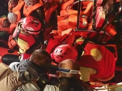 Imagen del rescate el pasado viernes de 69 personas por el barco Open Arms en la costa libia. En vídeo, imágenes del interior del barco.