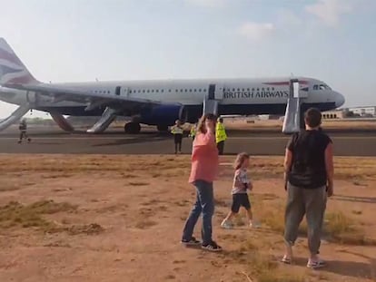 Imagen del avión de British Airways en la pista de aterrizaje de Valencia tras el aterrizaje forzoso. En vídeo, uno de los pasajeros graba el aterrizaje.