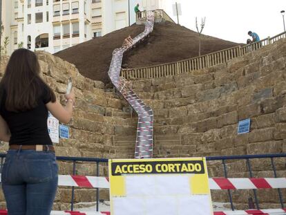 Dos personas observan el tobogan urbano mas grande de España, en Estepona (Málaga), el pasado 10 de mayo. En vídeo, así fue la inauguración del tobogan.