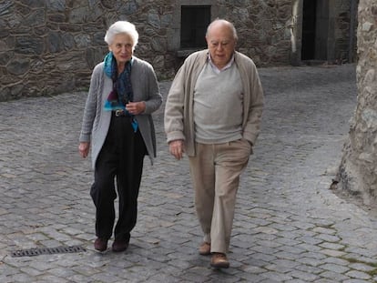 Jordi Pujol y su esposa, Marta Ferrusola, en Queralbs, en el Pirineo catalán, en diciembre de 2015. En vídeo, Anticorrución destapa una nueva posible fortuna de los Pujol en Andorra.