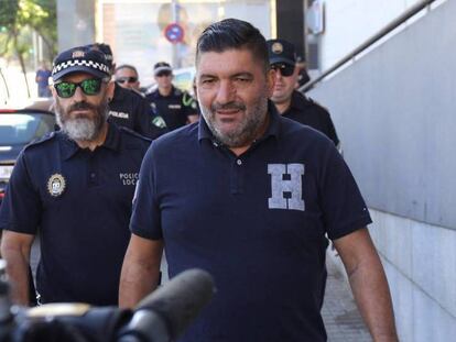 Antonio Garrido, subinspector jefe de la Polcía Local, a su llegada a la Audiencia de Huelva. En vídeo, comparecen ante el juez los dos vendedores ambulantes que apuñalaron a un policía en Punta Umbría.