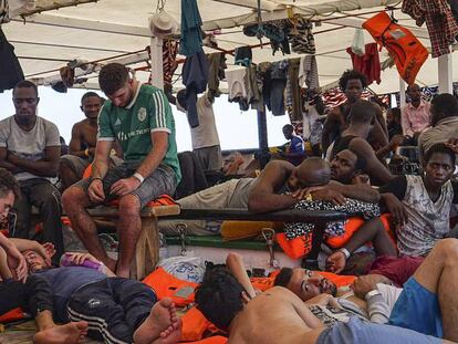 Migrantes a bordo del Open Arms. En vídeo, declaraciones del director de la ONG, Óscar Camps.