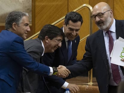 El consejero Elías Bendodo, el vicepresidente de la Junta, Juan Marín, y el presidente Juan Manuel Moreno saludan al portavoz de Vox. En vídeo, Vox aboga por suprimir actividades del Instituto Andaluz de Mujer.