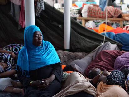 Una de las mujeres sudanesas a bordo, en su décimo día en alta mar. En vídeo, declaraciones del director de la ONG, Óscar Camps, e imágenes de la evacuación.