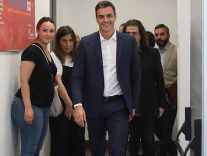 Reunión del presidente del Gobierno en funciones, Pedro Sánchez, con representantes de diversos sectores culturales. En vídeo, declaraciones de la ministra de Hacienda en funciones, María Jesús Montero, en la Cadena SER.