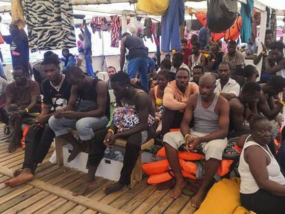 Los migrantes rescatados por el Open Arms, este viernes.