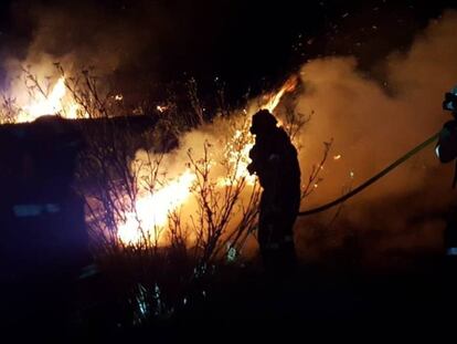 Efectivos de la UME participan en las labores de extinción del incendio de Gran Canaria. En vídeo, las imágenes del incendio.