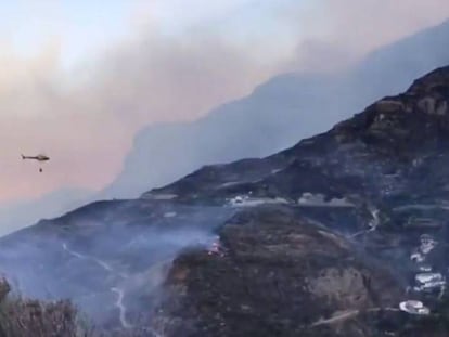 Labores de extinción del incendio en Artenara, Gran Canaria.