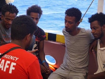 Algunos de los rescatados por el 'Open Arms' reciben asistencia psicológica. En vídeo, declaraciones del director de la ONG Proactiva Open Arms, Óscar Camps.