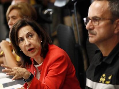 La ministra de Defensa en funciones, Margarita Robles, junto al segundo jefe de la UME, el general Manuel Gimeno, este viernes.