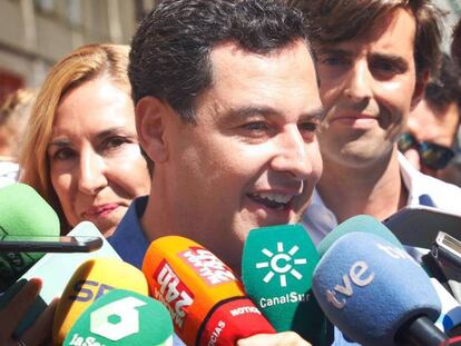 El presidente de la Junta de Andalucía, Juan Manuel Moreno, atiende a los medios de comunicación en Málaga.