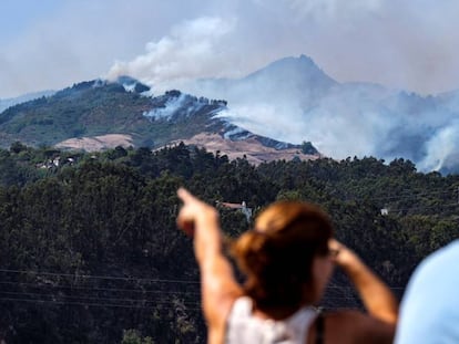 Vista del incendio en la isla de Gran Canaria, desde el casco del municipio de Moya.