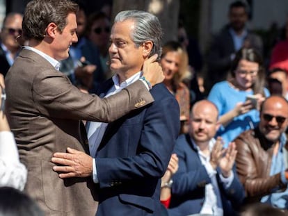 El líder de Ciudadanos, Albert Rivera, se abraza a Marcos de Quinto, su número dos al Congreso por Madrid, durante la campaña electoral del 28-A. En vídeo, declaraciones del secretario de Organización de Ciudadanos, César Zafra, sobre los tuits de De Quinto.