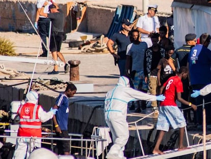 Desembarco de menores en la isla italiana de Lampedusa rescatados por el 'Open Arms'. En vídeo, mensaje enviado por Óscar Camps, director del 'Open Arms', en el que denuncia y muestra la insostenible situación a bordo.