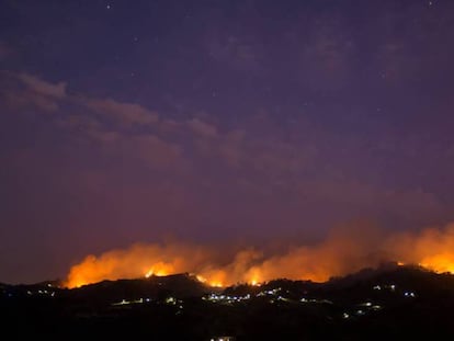 Llamas y humo del incendio vistos desde Moya (Gran Canaria).