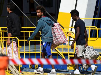 Menores que se encontraban en el Open Arms salen en ferri de la isla de Lampedusa. En vídeo, declaraciones de Carmen Calvo en la cadena SER.