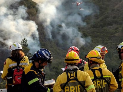 Servicios de emergencia en el incendio forestal en el municipio grancanario de Valleseco, el pasado sábado.