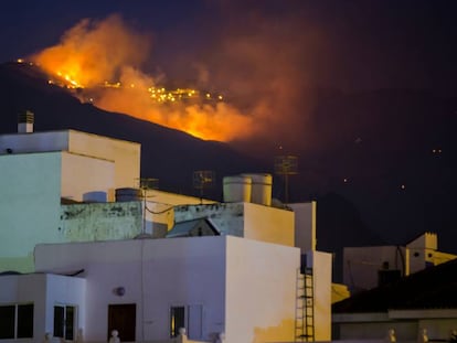 Frente del incendio cerca de Agaete, en Gran Canaria, la noche del lunes.